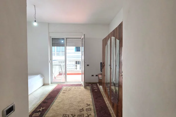 Shtepi ne shitje Apartament ne Tirane, 2+1, Mobilimi E mobiluar, Pagesa 180,000  Euro.