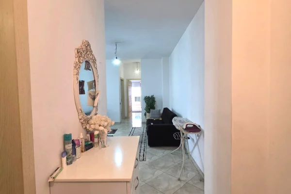Shtepi ne shitje Apartament ne Tirane, 2+1, Mobilimi E mobiluar, Pagesa 180,000  Euro.