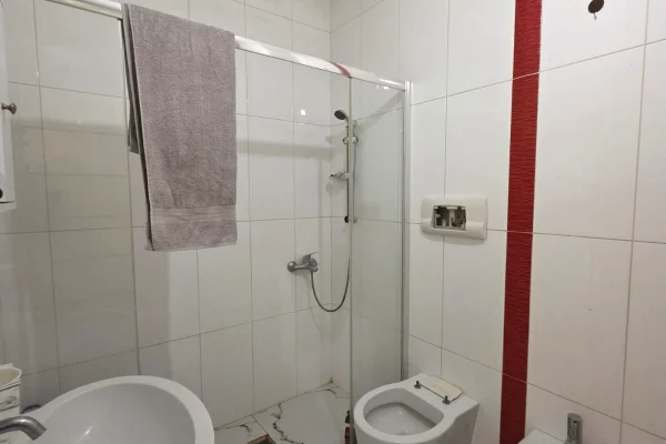 Shtepi ne shitje Apartament ne Tirane, 2+1, Mobilimi E mobiluar, Pagesa 180,000  Euro.