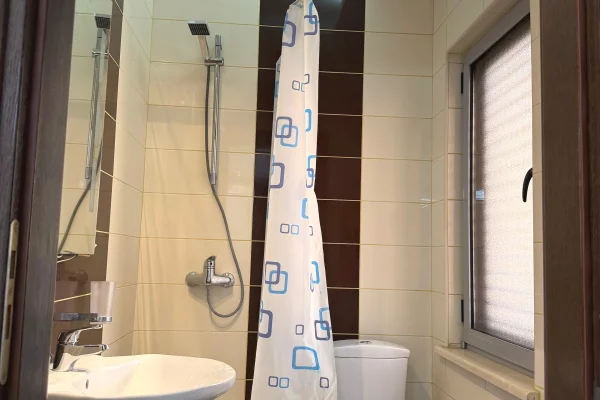 Shtepi ne shitje Apartament ne Tirane, 2+1, Mobilimi E mobiluar, Pagesa 16,600,000  Leke.