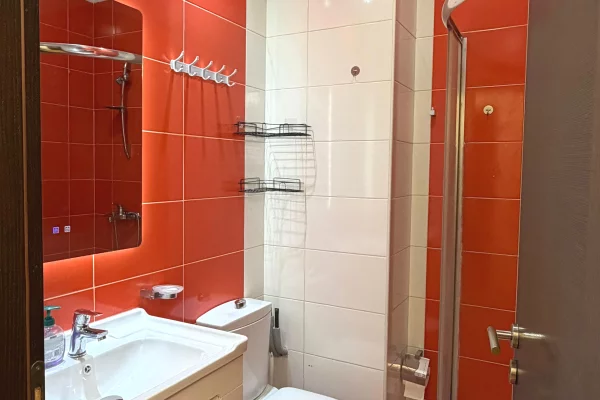 Shtepi ne shitje Apartament ne Tirane, 2+1, Mobilimi E mobiluar, Pagesa 16,600,000  Leke.