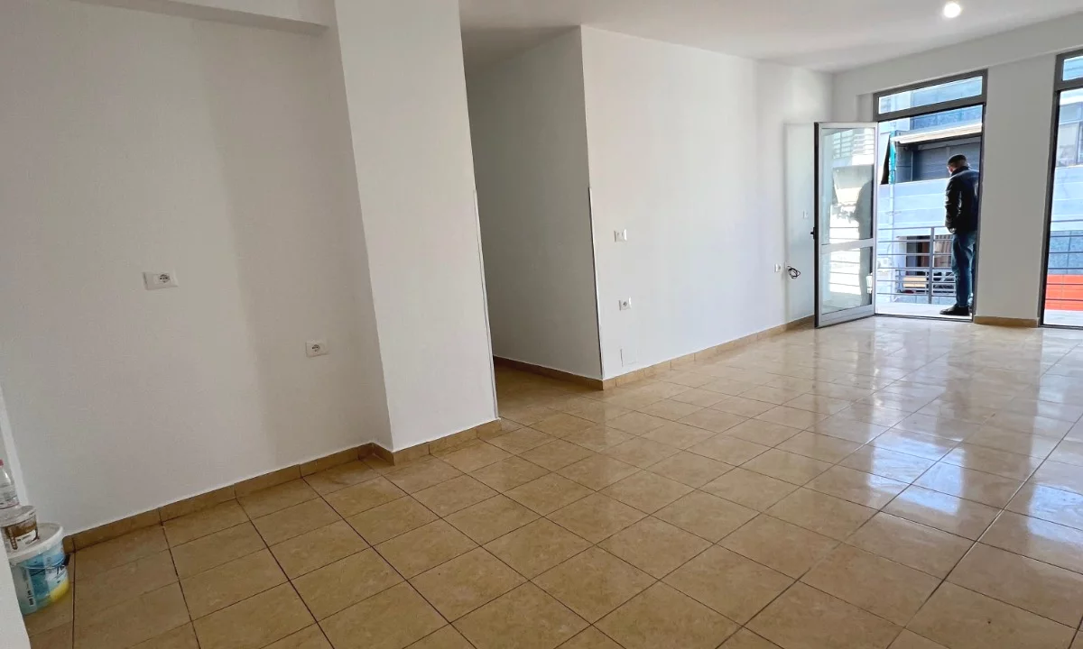 Shtepi ne shitje Apartament ne Tirane, 1+1, Mobilimi Bosh, pa mobiluar, Pagesa 125,000  Dollar.