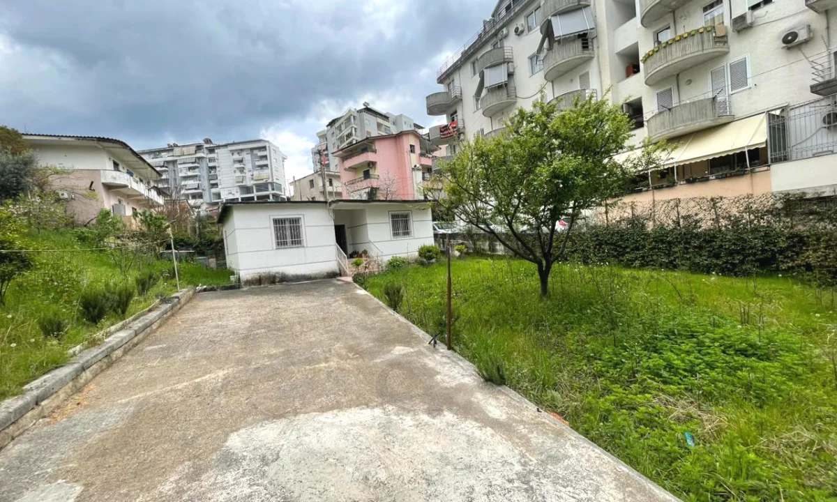 Shtepi ne shitje Apartament ne Tirane, 2+1, Mobilimi E mobiluar, Pagesa 275,000  Euro.