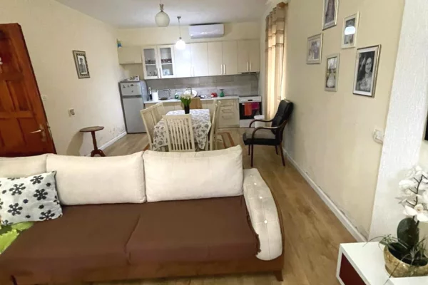 Shtepi ne shitje Apartament ne Tirane, 2+1, Mobilimi E mobiluar, Pagesa 275,000  Euro.