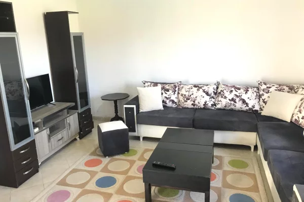 JEPET SHTEPI PRIVTE ME QIRA📍 Vendndodhja: Rruga Pasho Hysa, përballë Kompleksit Mangalem