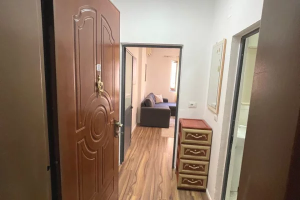 Shtepi ne shitje Apartament ne Tirane, Garsoniere, Mobilimi E mobiluar, Pagesa 99,000  Euro.