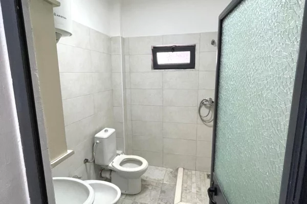 Shtepi ne shitje Apartament ne Tirane, Garsoniere, Mobilimi E mobiluar, Pagesa 99,000  Euro.
