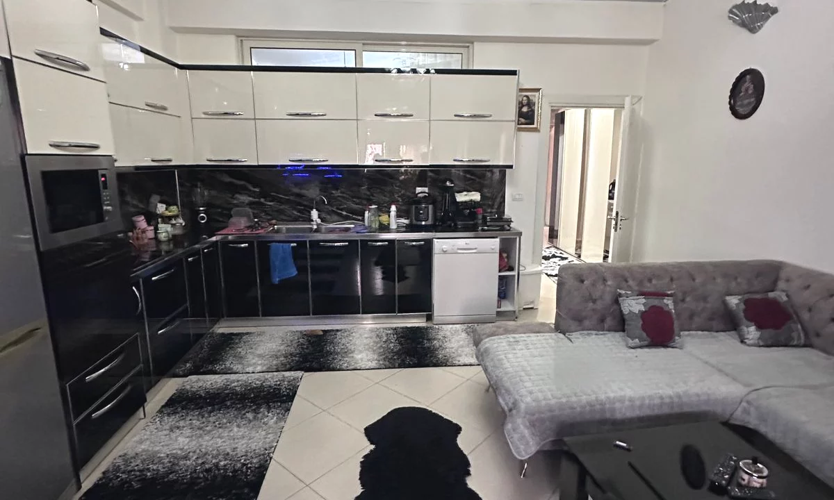 Shtepi ne shitje Apartament ne Tirane, 1+1, Mobilimi E mobiluar, Pagesa 9,500,000  Leke.
