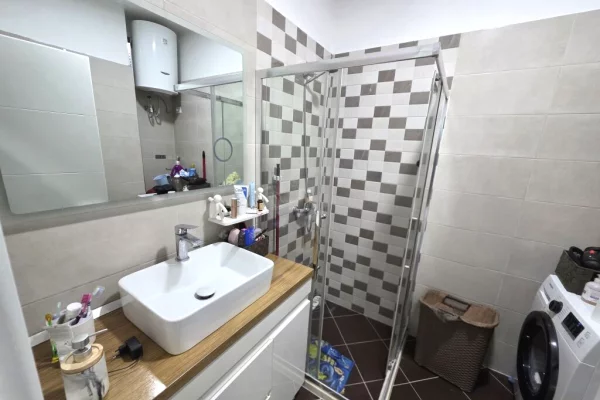 Shtepi ne shitje Apartament ne Tirane, 1+1, Mobilimi E mobiluar, Pagesa 125,800  Euro.