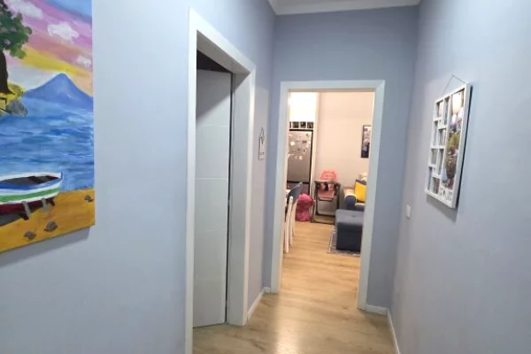 Shtepi ne shitje Apartament ne Tirane, 1+1, Mobilimi E mobiluar, Pagesa 125,800  Euro.