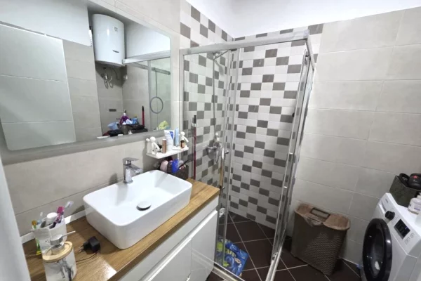 Shtepi ne shitje Apartament ne Tirane, 1+1, Mobilimi E mobiluar, Pagesa 125,800  Euro.