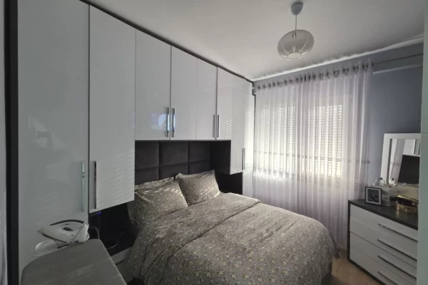 Shtepi ne shitje Apartament ne Tirane, 1+1, Mobilimi E mobiluar, Pagesa 125,800  Euro.
