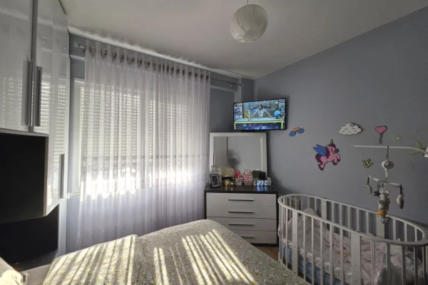 Shtepi ne shitje Apartament ne Tirane, 1+1, Mobilimi E mobiluar, Pagesa 125,800  Euro.