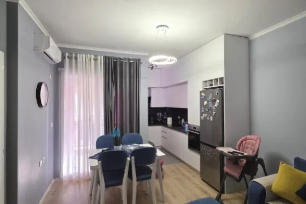 Shtepi ne shitje Apartament ne Tirane, 1+1, Mobilimi E mobiluar, Pagesa 125,800  Euro.