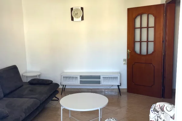 Shtepi me qera Apartament ne Tirane, 1+1, Mobilimi E mobiluar, Pagesa 40,000  Leke.