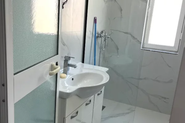 Shtepi me qera Apartament ne Tirane, 1+1, Mobilimi E mobiluar, Pagesa 40,000  Leke.