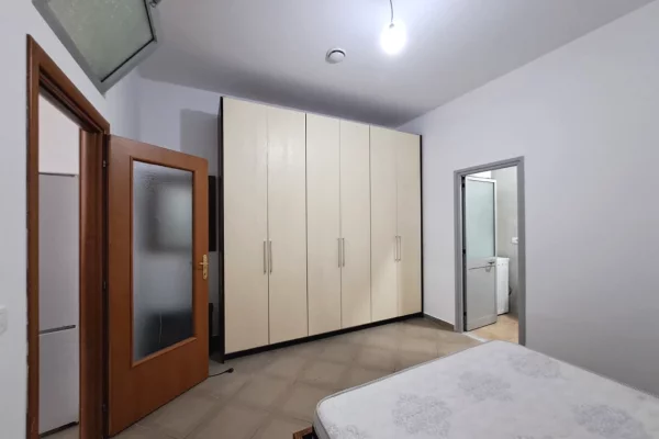 Shtepi ne shitje Apartament ne Tirane, 1+1, Mobilimi E mobiluar, Pagesa 67,000  Euro.
