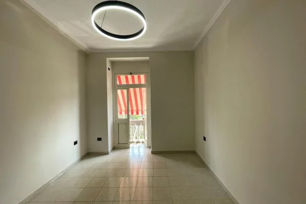 Shtepi me qera Apartament ne Tirane, 2+1, Mobilimi Bosh, pa mobiluar, Pagesa 600  Euro.