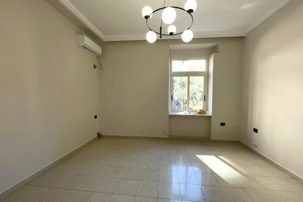 Shtepi me qera Apartament ne Tirane, 2+1, Mobilimi Bosh, pa mobiluar, Pagesa 600  Euro.