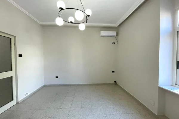 Shtepi me qera Apartament ne Tirane, 2+1, Mobilimi Bosh, pa mobiluar, Pagesa 600  Euro.