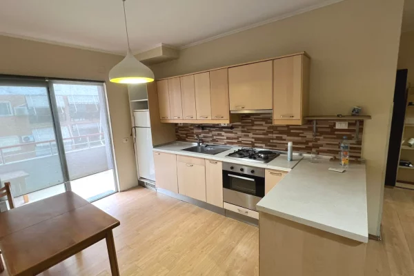 Shtepi ne shitje Apartament ne Tirane, 2+1, Mobilimi E mobiluar, Pagesa 135,000  Euro.