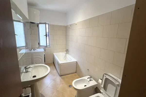 Shtepi ne shitje Apartament ne Tirane, 2+1, Mobilimi E mobiluar, Pagesa 135,000  Euro.