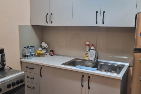 Shtepi me qera Apartament ne Tirane, 1+1, Mobilimi E mobiluar, Pagesa 35,000  Leke.