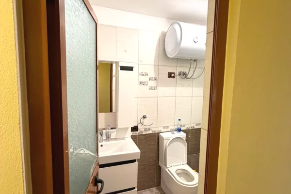 Shtepi me qera Apartament ne Tirane, 1+1, Mobilimi E mobiluar, Pagesa 40,000  Leke.