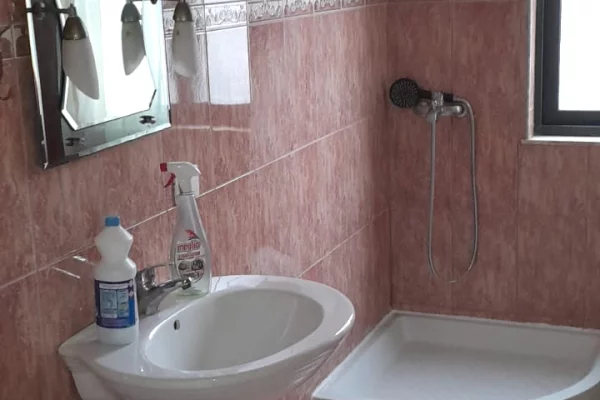 Shtepi me qera Apartament ne Tirane, 2+1, Mobilimi E mobiluar, Pagesa 43,000  Leke.