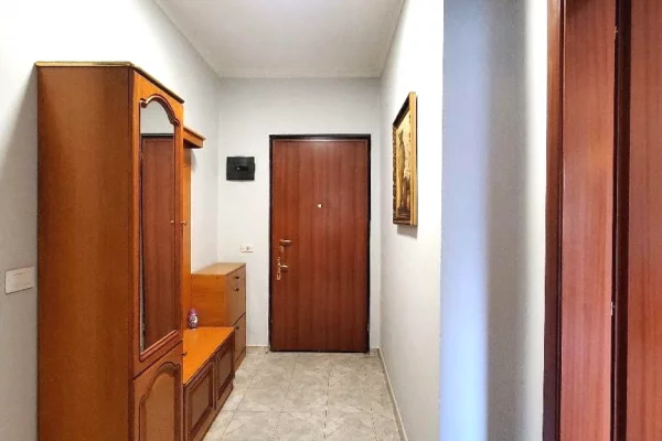 Shtepi me qera Apartament ne Tirane, 1+1, Mobilimi Pjeserisht e mobiluar, Pagesa 45,000  Leke.