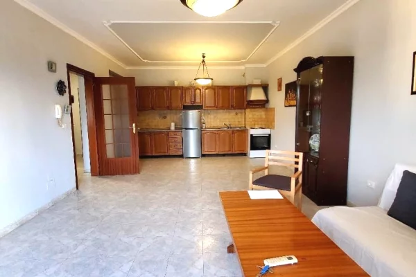 JEPET ME QERA APARTAMENT 1+1 – RR. BARDHYL (PRANË SPITALIT GJERMAN) 