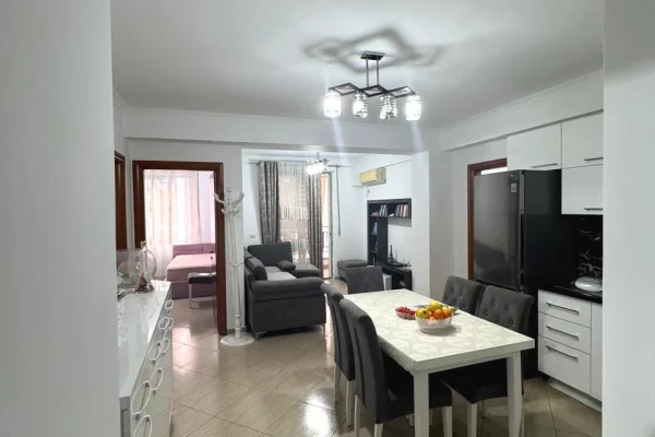 Shtepi ne shitje Apartament ne Tirane, 3+1, Mobilimi E mobiluar, Pagesa 185,000  Euro.