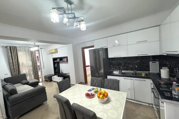 Shtepi ne shitje Apartament ne Tirane, 3+1, Mobilimi E mobiluar, Pagesa 185,000  Euro.