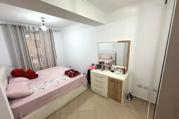 Shtepi ne shitje Apartament ne Tirane, 3+1, Mobilimi E mobiluar, Pagesa 185,000  Euro.