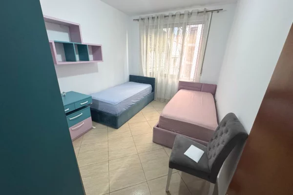Shtepi ne shitje Apartament ne Tirane, 3+1, Mobilimi E mobiluar, Pagesa 185,000  Euro.