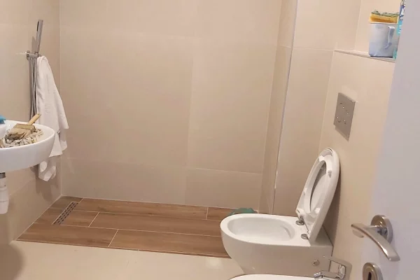 JEPET ME QERA AMBIENT BIZNESI 1+1 – RR. KONGRESI I MANASTIRIT (KOMPLEKSI ZIRKON) 🏢