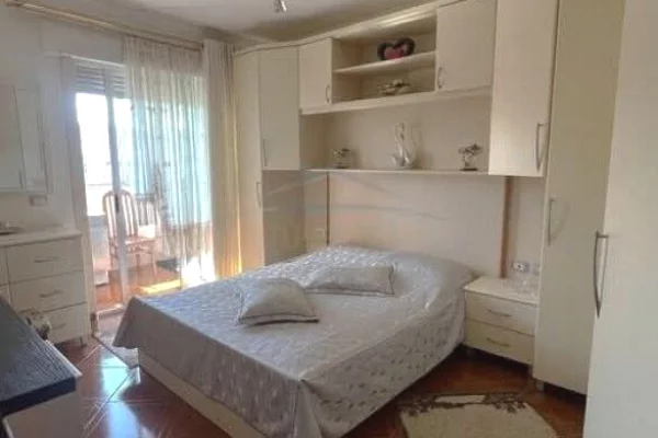 Shtepi ne shitje Apartament ne Tirane, 2+1, Mobilimi E mobiluar, Pagesa 230,000  Euro.