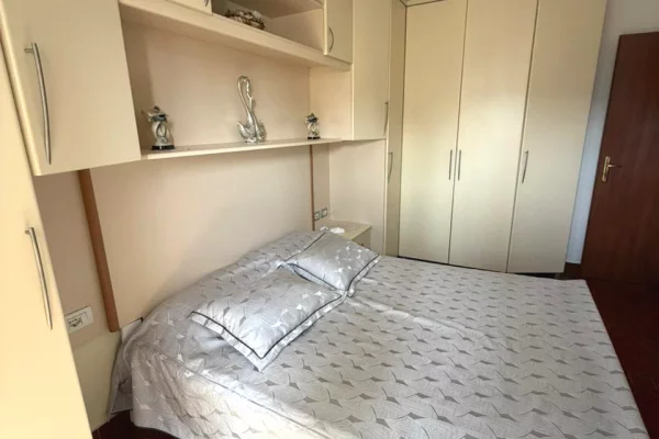 Shtepi ne shitje Apartament ne Tirane, 2+1, Mobilimi E mobiluar, Pagesa 230,000  Euro.