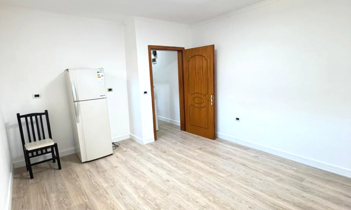 Shtepi me qera Apartament ne Tirane, Garsoniere, Mobilimi Bosh, pa mobiluar, Pagesa 35,000  Leke.