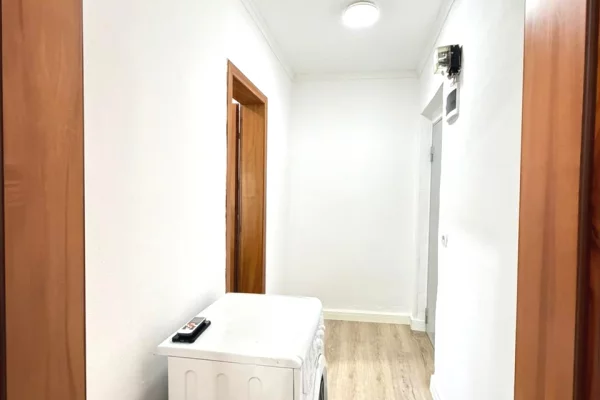 Shtepi me qera Apartament ne Tirane, Garsoniere, Mobilimi Bosh, pa mobiluar, Pagesa 35,000  Leke.