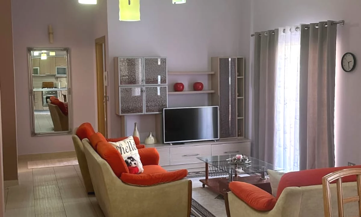 Shtepi me qera Apartament ne Tirane, 3+1, Mobilimi E mobiluar, Pagesa 85,000  Leke.