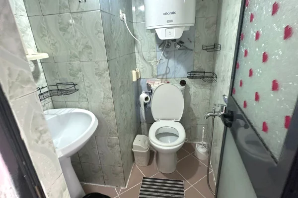 Shtepi me qera Apartament ne Tirane, Garsoniere, Mobilimi E mobiluar, Pagesa 25,000  Leke.