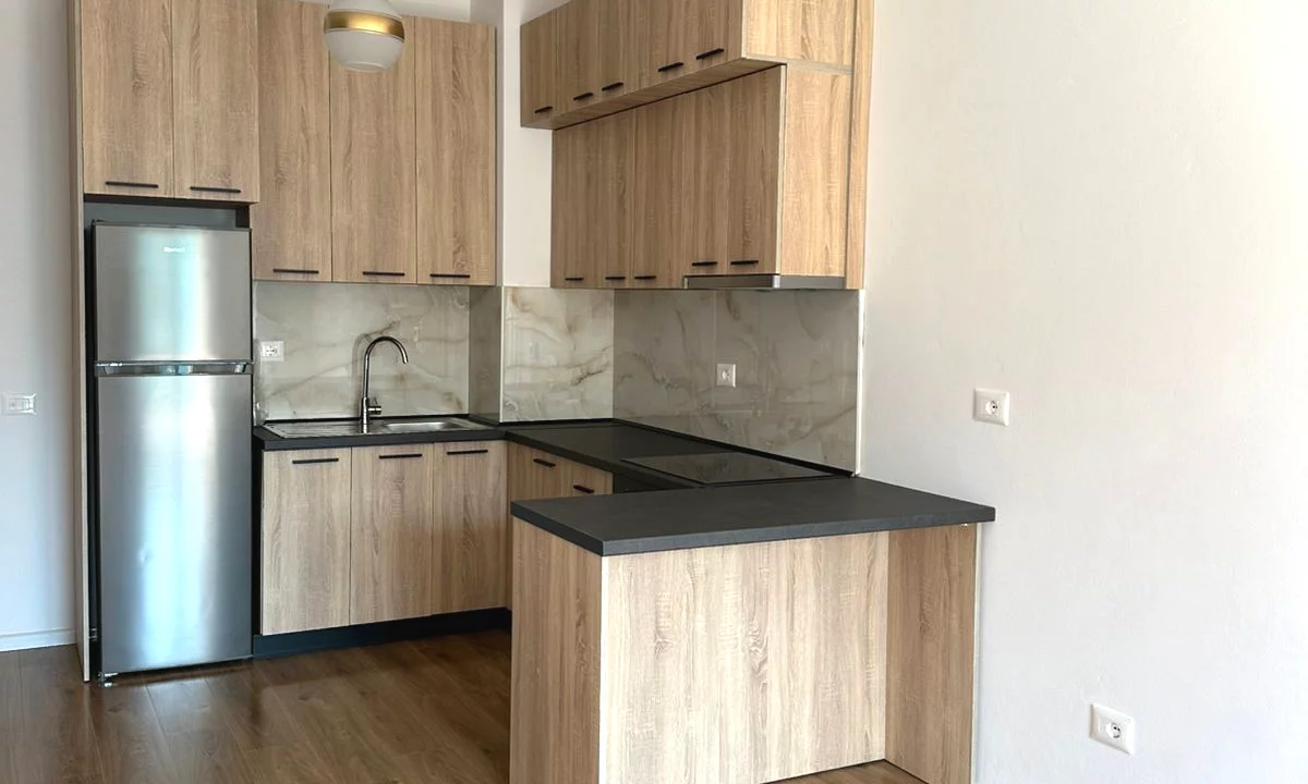 Shtepi me qera Apartament ne Tirane, 1+1, Mobilimi Pjeserisht e mobiluar, Pagesa 35,000  Leke.