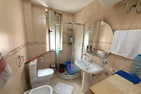 Shtepi ne shitje Apartament ne Tirane, 2+1, Mobilimi E mobiluar, Pagesa 160,000  Euro.