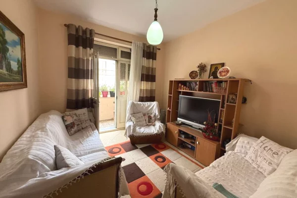 Shtepi ne shitje Apartament ne Tirane, 2+1, Mobilimi E mobiluar, Pagesa 160,000  Euro.