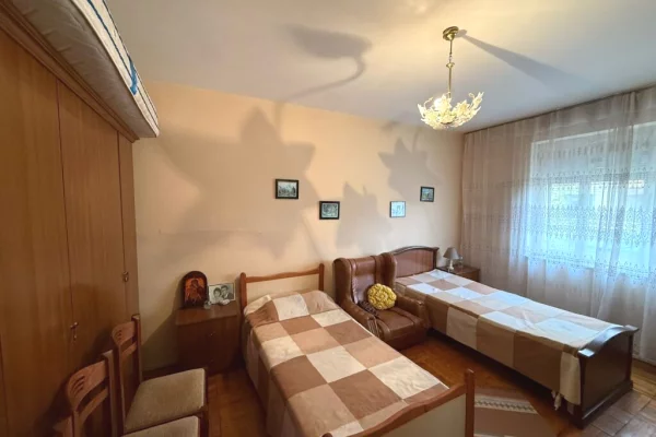 Shtepi ne shitje Apartament ne Tirane, 2+1, Mobilimi E mobiluar, Pagesa 160,000  Euro.