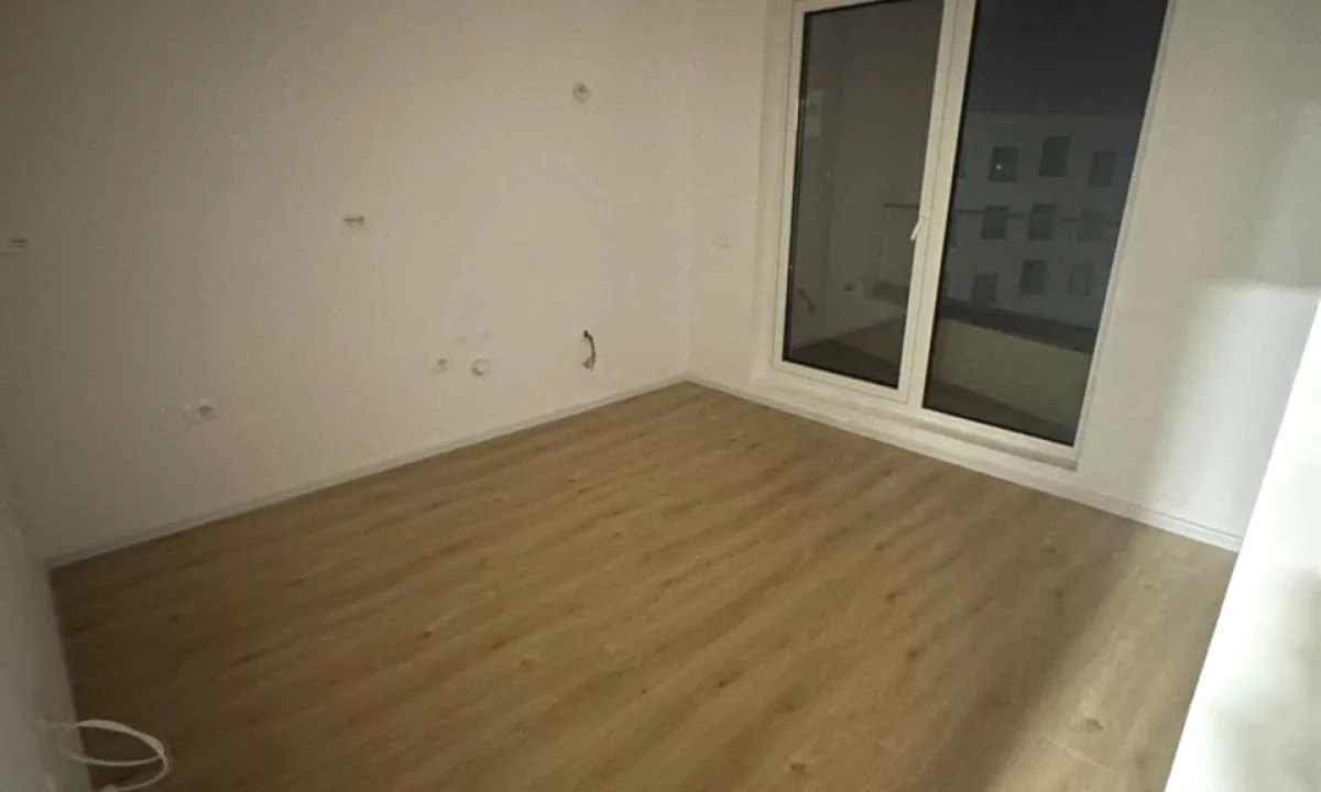 Shtepi ne shitje Apartament ne Tirane, Garsoniere, Mobilimi Bosh, pa mobiluar, Pagesa 62,000  Euro.