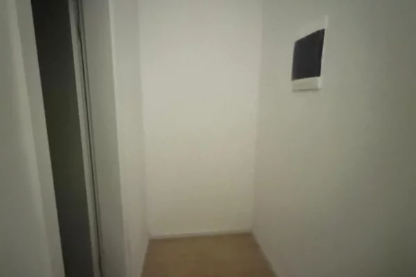 Shtepi ne shitje Apartament ne Tirane, Garsoniere, Mobilimi Bosh, pa mobiluar, Pagesa 62,000  Euro.