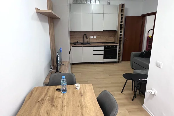 Shtepi me qera Apartament ne Tirane, 1+1, Mobilimi E mobiluar, Pagesa 40,000  Leke.