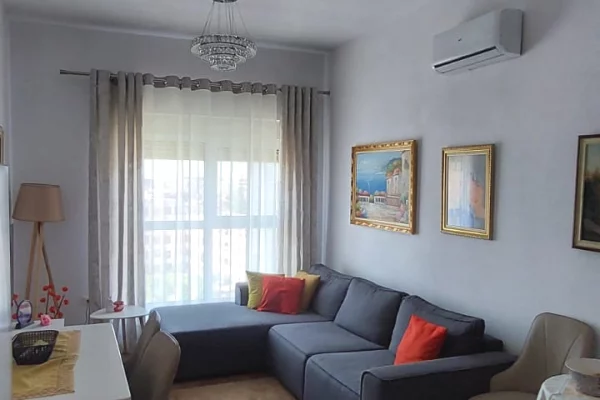 Shtepi ne shitje Apartament ne Tirane, 1+1, Mobilimi E mobiluar, Pagesa 124,000  Euro.